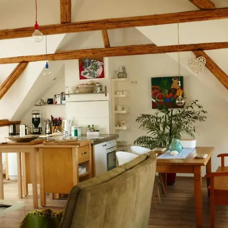 Chic Flat In Between Vineyards 特里特海姆